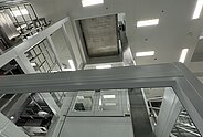 Zugänge zum Lift auf jedem Stockwerk mit Doppeltüren